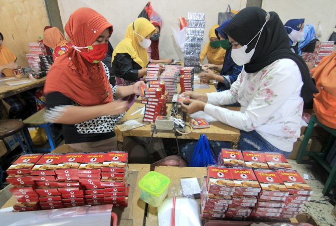 TUMBUH BAIK: Para pekerja dari pengusaha kecil membuat rokok di Kawasan Industri Hasil Tembaku (KIHT) Desa Megawon , Kec. Jati, Kudus, beberapa waktu lalu. (BEA CUKAI KUDUS FOR RADAR KUDUS)