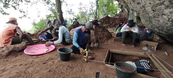 TELITI LOKASI: Tim Balai Arkeologi nelakukan penelitian di area Desa Karangasem, Bulu beberapa waktu lalu (DINBUDPAR REMBANG FOR RADAR KUDUS)