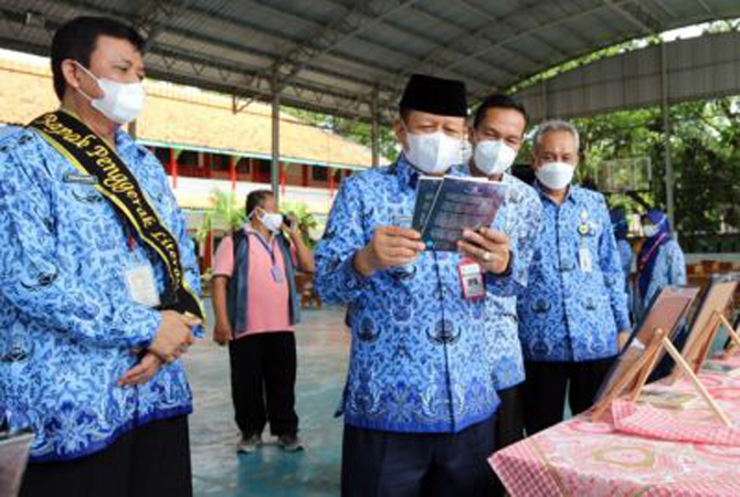 KARYA SISWA: Wakil Bupati Grobogan Bambang Pujiyanto didampingi Kadinas Pendidikan Amin Hidayat dan Kepala SMP N 1 Purwodadi Purnyomo melihat buku karya siswa dan guru SMP N 1 Purwodadi dalam acara pameran Gerakan literasi sekolah pada 28 Oktober 2021. (S