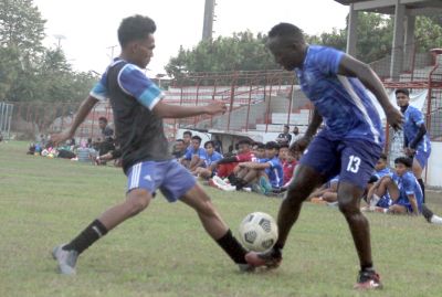 SIAP TEMPUR: Pemain Persiku saat menjalani latihan di Stadion Wergu Wetan baru-baru ini. (GALIH ERLAMBANG WIRADINATA/RADAR KUDUS)