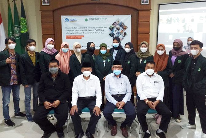 LOLOS: Jajaran Rektorat Unisnu Jepara bersama mahasiswa yang lolos program PMMDN dan ICT kemarin. (UNISNU FOR RADAR KUDUS)