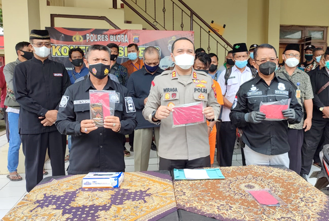 RINGKUS: Salah satu pelaku penganiayaan diringkus Satuan Reserse Kriminal (Satreskrim) Polres Blora kemarin. (POLRES FOR RADAR KUDUS)