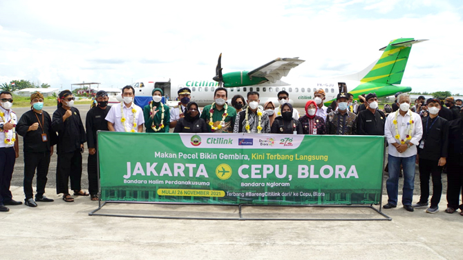 SUKSES MENDARAT: Rombongan penerbangan komersial dari Bandara Halim Perdanakusuma, Jakarta, foto bersama setelah mendarat di Bandara Ngloram, Cepu, Blora, kemarin. (SUBEKAN/RADAR KUDUS)