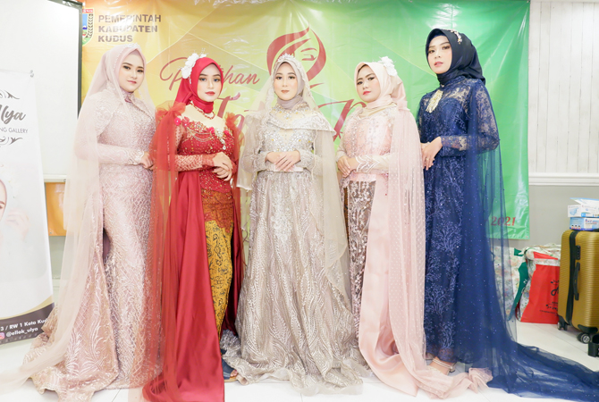 HASIL RIASAN: Model memperlihatkan hasil riasan pengantin dengan gaun panjang usai pelatihan di Hotel At Hom Kudus baru-baru ini. (ELOK ULYA FOR RADAR KUDUS)