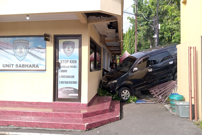 RUNGSEK: Posisi mobil usai menabrak pagar Polsek Kota, kemarin. (EKO SANTOSO/RADAR KUDUS)