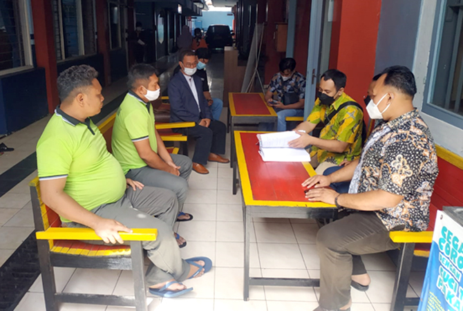 CEK BERKAS: Jaksa Penuntut Umum (JPU) Kejaksaan Negeri Rembang meneliti berkas barang bukti dan tersangka sebelum di jebloskan ke Rutan kelas II B Rembang kemarin. (KEJARI REMBANG FOR RADAR KUDUS)