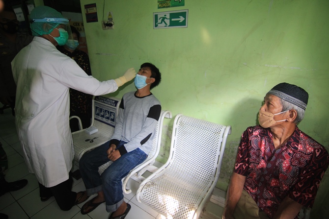 AMBIL SAMPEL: Pemudik di Kudus dites rapid antigen oleh petugas kesehatan saat libur Idul Fitri 2021. (DONNY SETYAWAN/RADAR KUDUS)