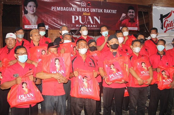 PEDULI: Penyerahan simbolis bantuan beras Puan Maharani melalui Anggota Komisi III DPR RI Gilang Dhielafararez kepada para Ketua PAC PDI P di Jepara. (MOH. NUR SYAHRI MUHARROM/RADAR KUDUS)