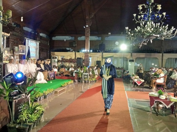 MENARIK: Sejumlah mahasiswa IAIN Kudus memperagakan busana Kudusan dalam acara pameran busana di pendopo Kabupaten Kudus pada (20/12) malam. (EKO SANTOSO/RADAR KUDUS)