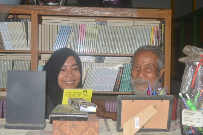 KEBERSAMAAN: Soesilo Toer (kanan) saat sedang bersenda gurau ditemani wartawan Jawa Pos Radar Kudus Noor Syafaatul Udhma di Blora.