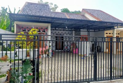 KOSONG: Rumah terduga pelaku arisan online di Kecamatan Cepu terlihat sepi karena ditinggal kabur pemiliknya kemarin. (SUBEKAN/RADAR KUDUS)