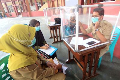 TERPUSAT: Sejumlah warga menjalani isolasi mandiri di salah satu hotel di Rembang. (VACHRI RINALDY LUTFIPAMBUDI/RADAR KUDUS)