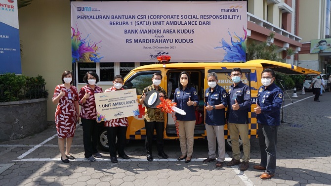SERAH TERIMA: Area Head Mandiri Area Kudus Sulistriana (satu dari kanan) bersama jajarannya Area Operations Mgr Kudus Abu Hanafiah (dua kanan) Branch Mgr KC Kudus Prastyono (tiga kanan) dan Area SME Head Kudus Yusuf Shalahuddin Ali (empat kanan) menyerahk