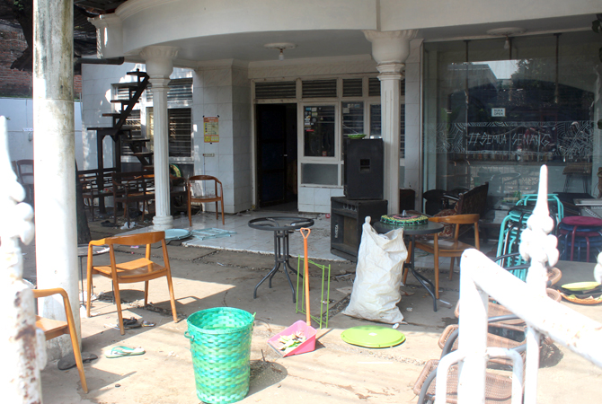 SISA KERICUHAN: Kondisi halaman depan 87 King Coffee & Space Jepara yang hendak dibersihkan pekerja kemarin pagi. (NIBROS HASSANI/RADAR KUDUS)