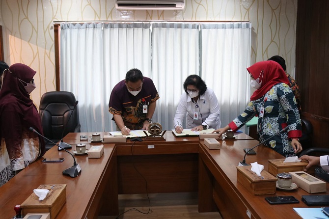 TUNJUKKAN: Bupati Blora Arief Rohman bersama dengan Kepala BPOM Jawa Tengah, Sandra M.P Linthin saat menunjukkan MoU diantara kedua pihak kemarin. (SUBEKANRADAR KUDUS)