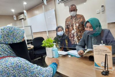MIGRASI: Nasabah BSI Kantor Cabang Kudus A Yani 2 melakukan migrasi di loket customer servis baru-baru ini.  &nbsp;. (INDAH SUSANTI/RADAR KUDUS)