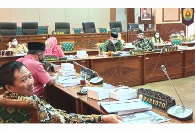 KOORDINASI: Pansus 3 DPRD Grobogan membahas penyertaan modal untuk BUMD di ruang paripurna 1 kemarin. (SIROJUL MUNIR/RADAR KUDUS)
