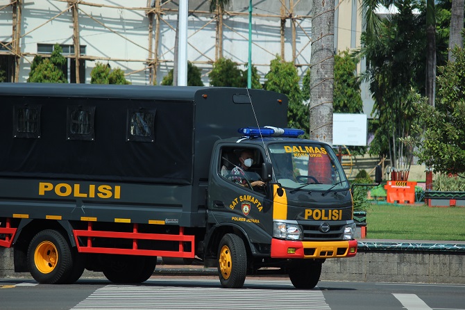 BARU: Bupati Jepara Dian Kristiandi nywtir mobil Dalmas didampingi Kapolres Jepara AKBP Warsono kemarin. (MOH. NUR SYAHRI MUHARROM/RADAR KUDUS)