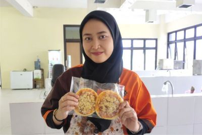 BIKIN KUE: Seorang peserta menunjukkan kue hasil buatannya di BLK Grobogan kemarin.   (SAIFUL ANWAR/RADAR KUDUS)