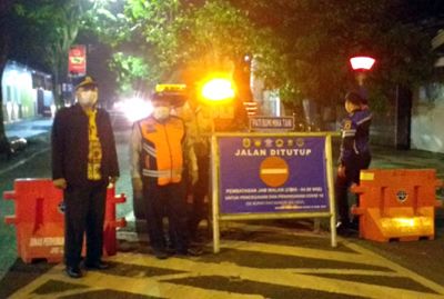 TEKAN KORONA: Petugas Dinas Perhubungan Kabupaten Pati menutup delapan ruas jalan untuk mendukung PPKM selama 10 hari. (ACHMAD ULIL ALBAB/RADAR KUDUS)