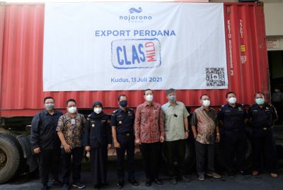 SEREMONI: Stefanus JJ Batihalim (tengah), Presiden Director PT Nojorono Tobacco Internasional, melaksanakan seremonial ekspor perdana di SKM. (NOJORONO FOR RADAR KUDUS)