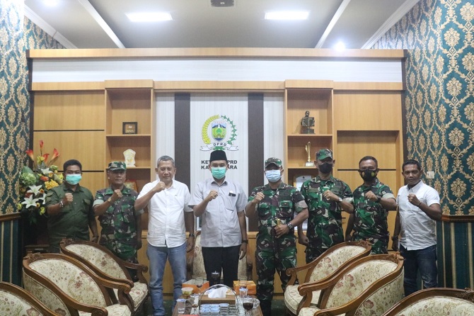 SINERGI: Komandan Kodim 0719/Jepara Letkol Arh Tri Yudhi Herlambang saat berkunjung ke DPRD Jepara diterima pimpinan dewan, Haizul Ma’arif dan Junarso belum lama ini. (DPRD JEPARA FOR RADAR KUDUS)