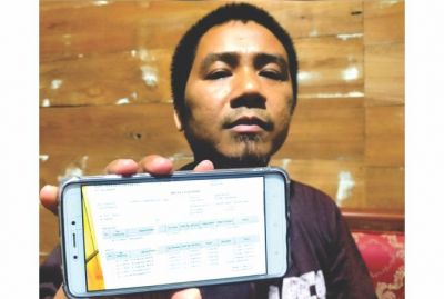 BINGUNG: Suparjo menunjukkan dokumen yang menyatakan dirinya telah ambil kredit lima kali di BKK Blora. Padahal yang benar hanya sekali. (SUBEKAN/RADAR KUDUS)