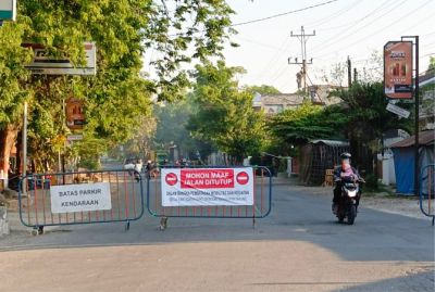 PORTAL: Jalan Purwodadi-Pati masuk kota Purwodadi diberi pagar penyekatan seiring adanya PPKM darurat. (SIROJUL MUNIR/RADAR KUDUS)