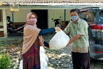 PEDULI: Paguyuban Glinggang Bumi Leluhur (GBL) memberikan bantuan ke warga yang terdampak Covid-19. (INTAN MAYLANI SABRINA/RADAR KUDUS)