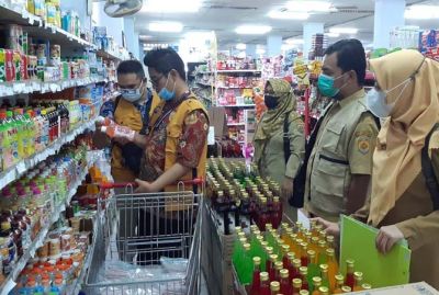 DEMI KONSUMEN: Petugas Disperindag Grobogan dan Pengawas Kemetrologian melakukan sidak di sejumlah swalayan dan pasar kemarin. (INTAN MAYLANI SABRINA/RADAR KUDUS)