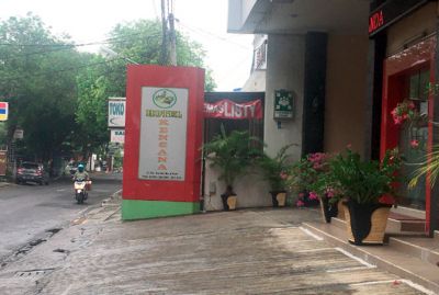 DISEDIAKAN: Antisipasi kasus BOR tinggi Pemkab Pati menyediakan Hotel Kencana sebagai isoman untuk warga positif Covid-19. (ANDRE FAIDHIL FALAH/RADAR KUDUS)