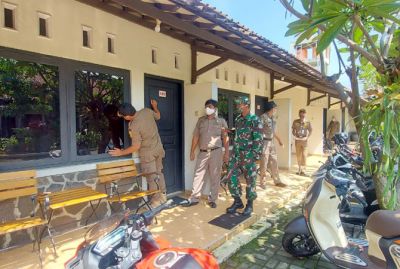 INTIP: Anggota Satpol PP Kudus mengecek keberadaan tamu di salah satu hotel. Dari razia di lima hotel, petugas mengamankan 12 pasangan bukan suami istri. (SATPOL PP KUDUS FOR RADAR KUDUS)