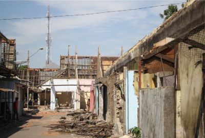 DIKEBUT: Seorang pekerja kebut pembongkaran genting dan kayu di komplek eks Alun-Alun Lasem kemarin. (WISNU AJI/RADAR KUDUS)