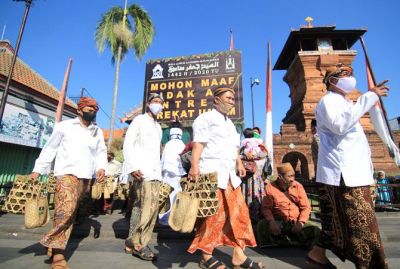 TAK MEMBAGI NASI JANGKRIK: Tamu undangan buka luwur makam Sunan Kudus membawa berkat yang diambil tanpa antrean tahun lalu. Tahun ini juga tidak ada pembagian nasi jangkrik lagi untuk masyarakat umum. (DONNY SETYAWAN/RADAR KUDUS)