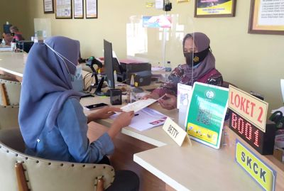 SIMPLE: Pemohon SKCK usai melalui proses pendaftaran online mengambil lembar SKCK di Polres Jepara. (SATINTELKAM FOR RADAR KUDUS)