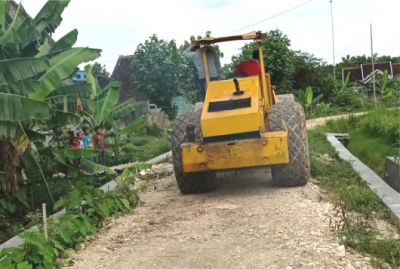 PERBAIKAN: Alat berat dikerahkan untuk memperbaiki jalan di Desa Tlogotunggal beberapa waktu lalu. (PEMDES TLOGOTUNGGAL FOR RADAR KUDUS)