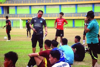 PILIH PEMAIN PERSIKU: Cucun Sulistyo pelatih Persiku Kudus saat melakukan instruksi kepada pemain yang ikut seleksi di Stadion Wergu Kudus beberapa waktu lalu. (DONNY SETYAWAN/RADAR KUDUS)