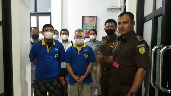 DITAHAN: Mantan Kades Jenengan, Klambu, Agus Suseno (depan kiri) dan mantan Kades Jetak, Pulokulon, Ahmad Nur Sholikin (depan dua dari kiri) terduga korupsi diserahkan ke Kejari Grobogan kemarin. (SIROJUL MUNIR/RADAR KUDUS)
