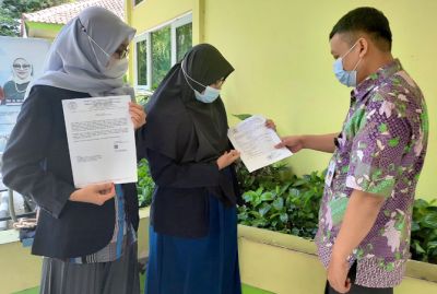 PROSES REKOM: Dua Mahasiswa UMK mengurus surat rekomendari program Kampus Mengajar bersama Kabid Dikdas M. Zubaedi (kanan) kemarin. (INDAH SUSANTI/RADAR KUDUS)