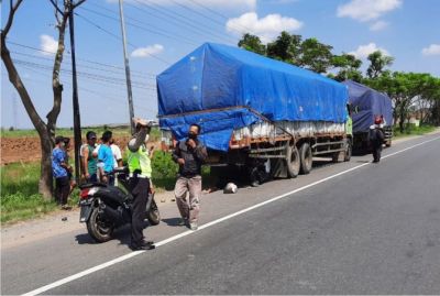 EVAKUASI: Petugas Satlantas Polres Rembang mengevakuasi korban kecelakaan melibatkan Scoopy dan truk tronton di Punjulharjo, Rembang, kemarin. (SATLANTAS POLRES REMBANG FOR RADAR KUDUS)