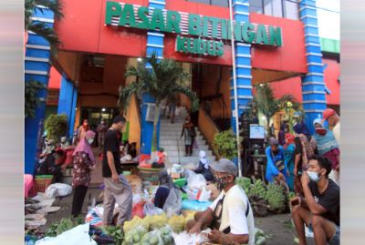TAAT PROKES: Kegiatan jual-beli di Pasar Bitingan baru-baru ini. Terlihat pedagang dan pembeli memakai masker dan menjaga jarak. (DONNY SETYAWAN/RADAR KUDUS)