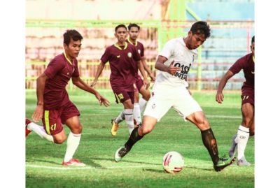 BERJIBAKU: Harlan Suardi kawal gawang Persijap saat laga uji coba melawan PS Tiga Naga dengan kemenangan 4-1. (PERSIJAP FOR RADAR KUDUS)