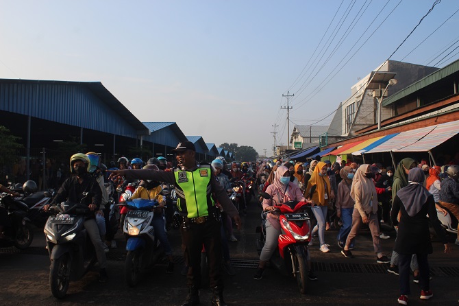 PADAT: Karyawan pabrik berjubel antre keluar dari area pabrik menuju jalan raya, belum lama ini. (NIBROS HASSANI/RADAR KUDUS)