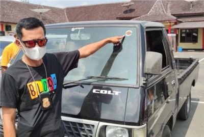 BARANG BUKTI: Anggota Polres Blora menunjukkan mobil L300 yang dicuri. (POLRES BLORA FOR RADAR KUDUS)