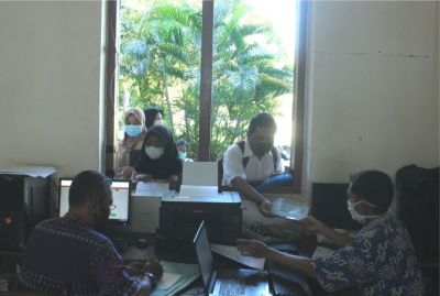 ANTUSIAS: Admin memverifikasi data siswa peserta PPDB online di SMPN 2 Jepara baru-baru ini. (MOH. NUR SYAHRI MUHARROM/ RADAR KUDUS)