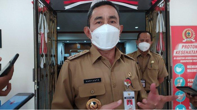 DANA DIPANGKAS: Bupati Pati Haryanto menjelaskan keberlanjutan normalisasi Sungai Juwana saat diwawancarai belum lama ini di Pendapa setempat. (ANDRE FAIDHIL FALAH/RADAR KUDUS)