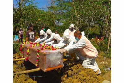 KOMPAK: Para relawan saat hendak memakamkan jenzah Covid-19 di Wilayah Kecamatan Cepu belum lama ini. (RELAWAN BPBD FOR RADAR KUDUS)