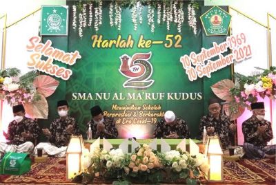 BERDOA: Jajaran guru sekolah SMA NU Al MA’RUF dan pengurus yayasan berdoa dan tahlilan peringati Harlah ke 52, kemarin. EKO SANTOSO FOR RADAR KUDUS