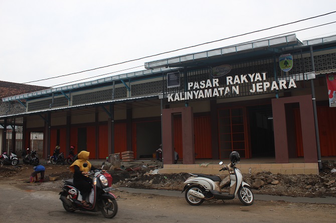 READY: Pengendara motor melintas di depan kios hasil renovasi di Pasar Rakyat Kalinyamtan kemarin. (NIBROS HASSANI/RADAR KUDUS)