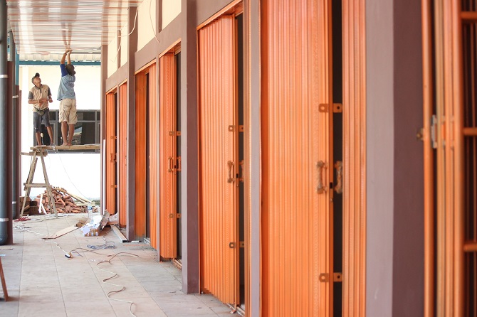 MOLOR: Pekerja menyelesaikan pemasangan plafon di bagian teras Pasar Rakyat Kalinymatan kemarin. (MOH. NUR SYAHRI MUHARROM/RADAR KUDUS)